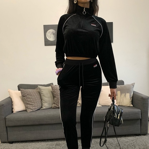 Adorable velour cropped & high waisted track suit - Picture 2 of 12